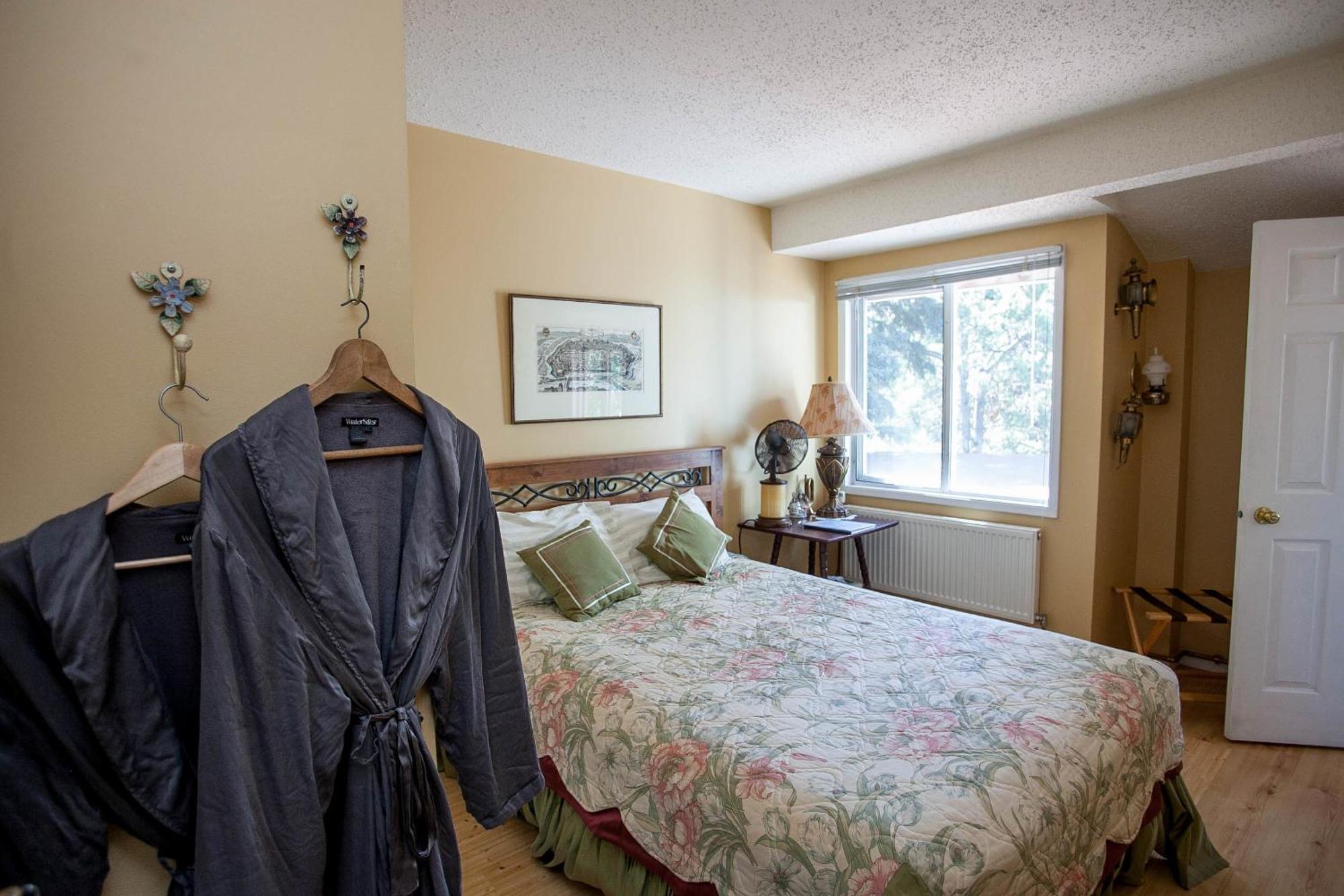 Hidden Valley Bed And Breakfast Whitehorse Room photo